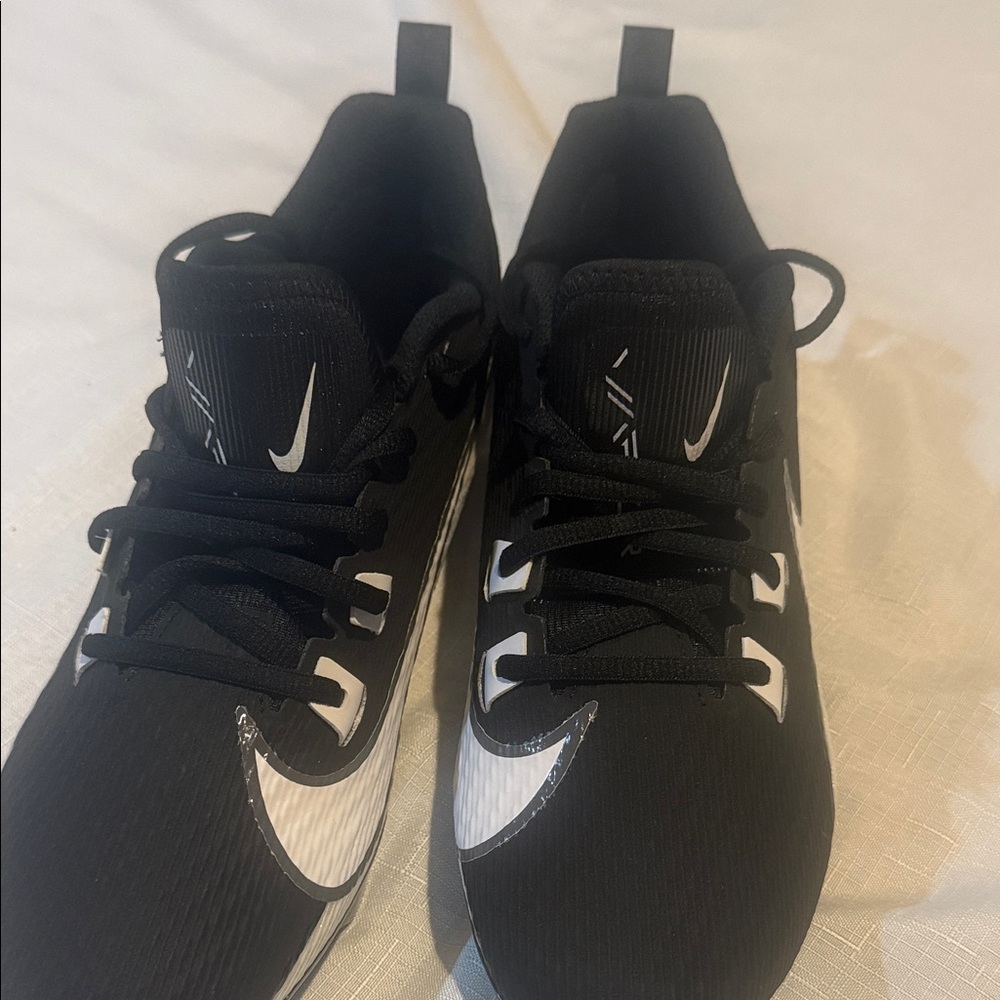 Nike Black and White Athletic Shoes - Picture 3 of 10